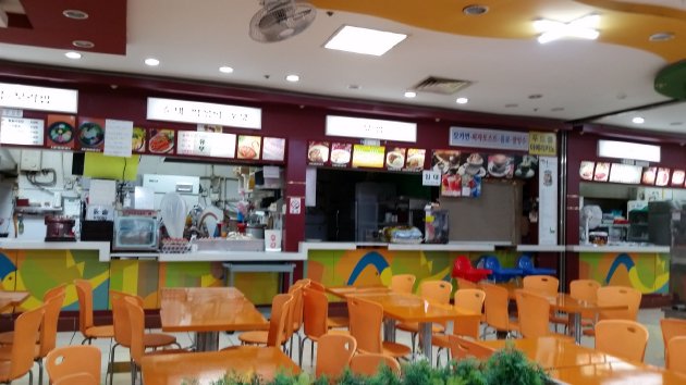鎮海ロッテマート1階商店街フードコート内の風景